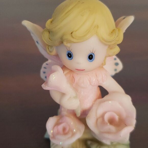 Adorable Vintage Wide Eyed Pixie Fairy with Roses Resin Figurine - Picture 5 of 8